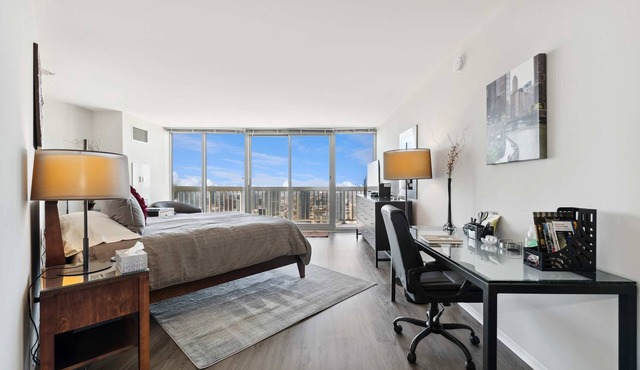 50th Floor Mag Mile Views, Balcony, Pool, Gym