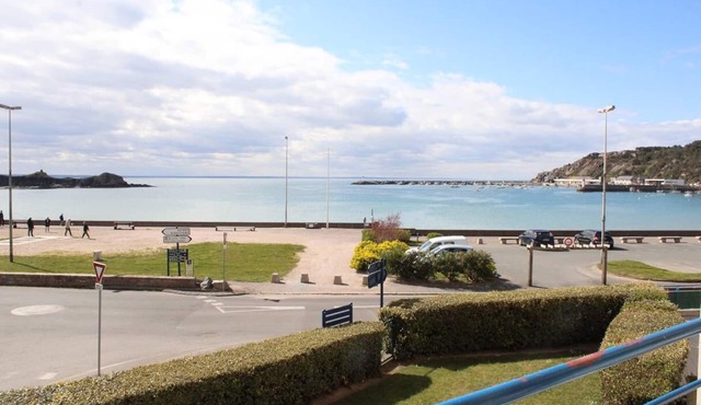 511 - Sea view apartment near the center