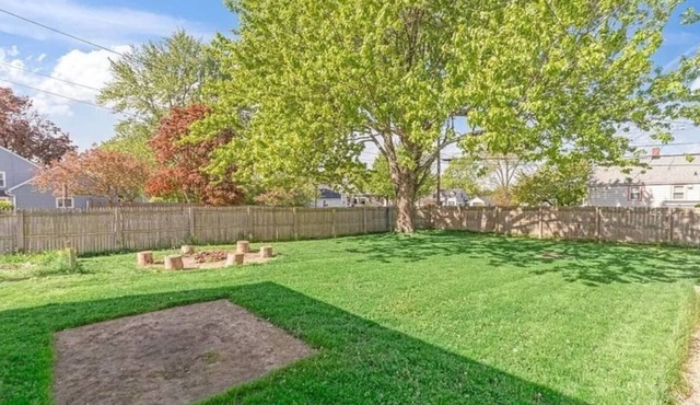 511b Massive 4 Bedroom With Fenced Yard!