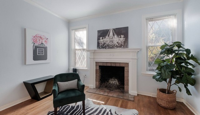 516- Amazing 2BR 1BA Apt in Historic Alta Vista, SA! Free Parking