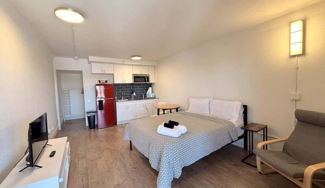 [52] ATX Studio: 1 Queen, Access to Gym & Laundry