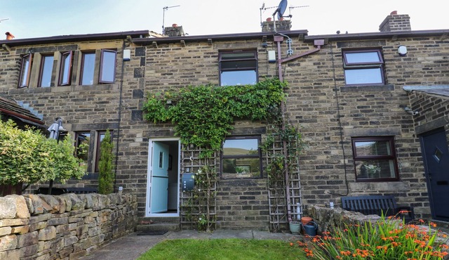 52 DELPH ROAD, pet friendly, with a garden in Delph