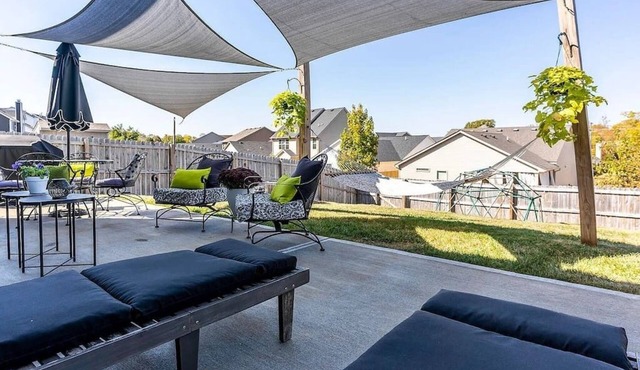 527 Estrella · King Bed, entire 4 bedroom, Kentucky living