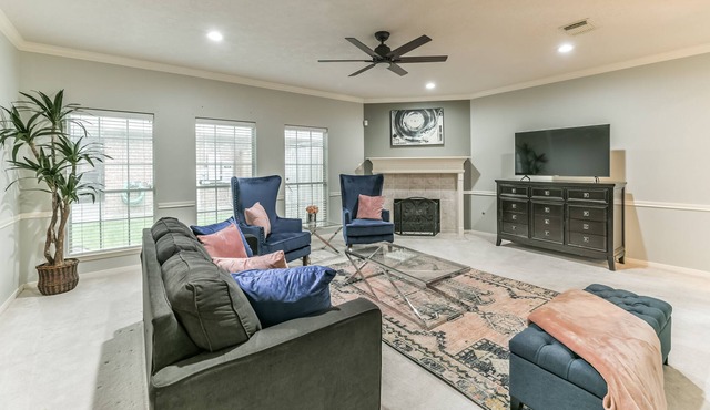 528 Executive Estate ~Pool + Hot Tub ~