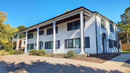 5300sqft Home 10 Mins to Washington DC Sleeps 20