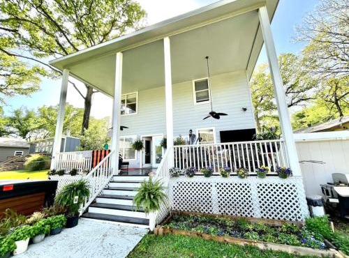 531 Massive lakefront home with HOT TUB