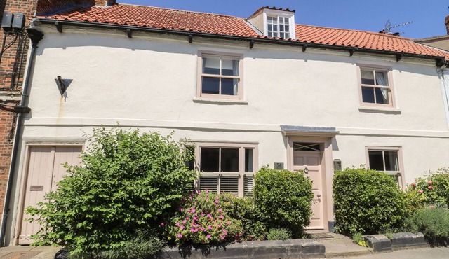 54 BRIDGE STREET, character holiday cottage, with open fire in Brigg
