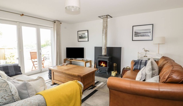 54 THE MOORINGS, family friendly, with open fire in St Dogmaels