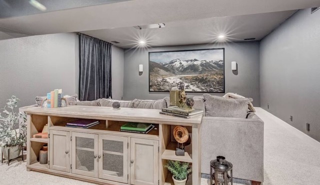 5400sqft 6BR 5.5BA Theater, Office, Game Room/10min to DIA & Downtown