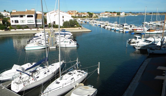 54m² apartment rental with view of boats, shaded and sunny St Cyprien