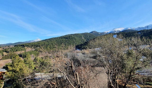 54m2 apartment with balcony at the foot of the slopes and hiking trails.