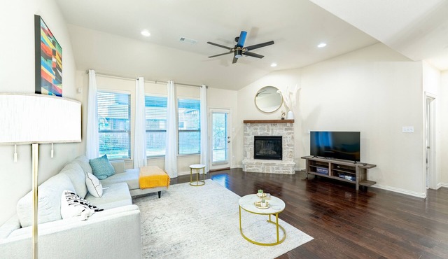 55% off special Monthly price/New remodel/6 rooms/4 bathrooms/Business welcome