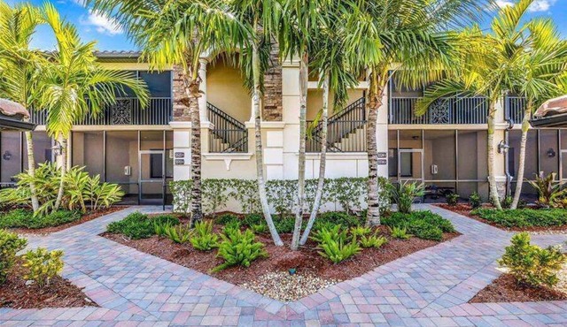 5513 Bonita National Condo