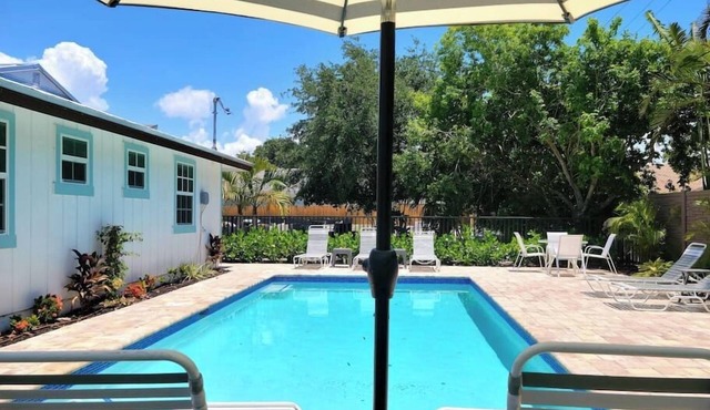 558 Pink Pearl Cottage| New Pool | Mins 2 Beaches