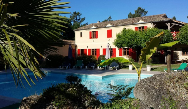 560 sq.m mansion on 4 ha plot; 10 bedrooms and bathrooms, large swimming pool for 20