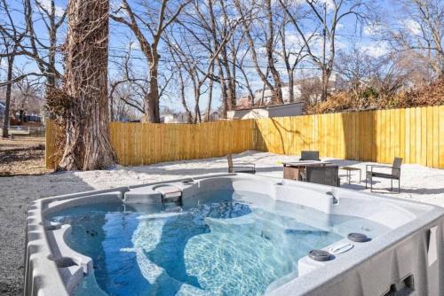 564 Massive 5 bedroom with hot tub Close to Plaza