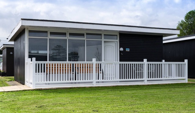 57 CHERRY PARK, pet friendly, with a garden in Chapel St Leonards