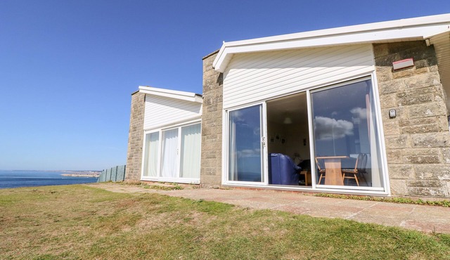 57 CLIFF END, family friendly in Freshwater