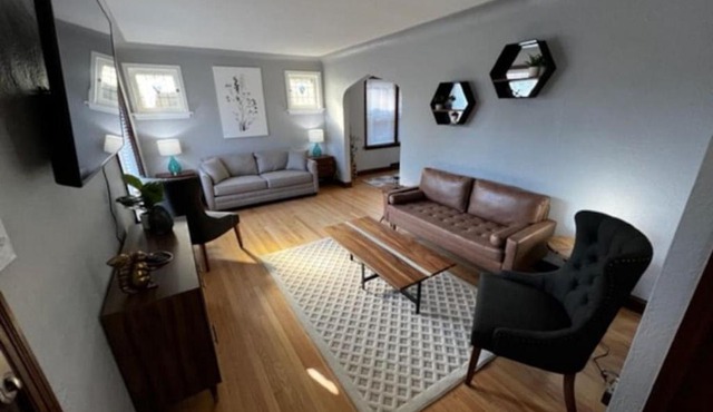 5733 Tholozan Luxury 2 Bedroom Home With Fenced Backyard