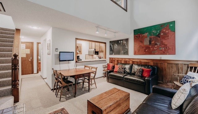 57SW - Fireplace - WiFi - Sleeps 6 by RedAwning