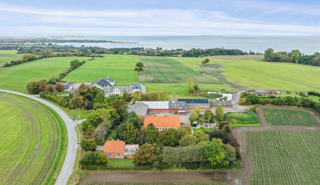 580 m2 countryside idyll with activity room