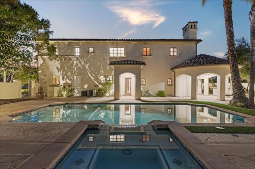 5800 sq ft Gorgeous Tarzana 7 bedroom 9 bathroom home with pool and hot tub