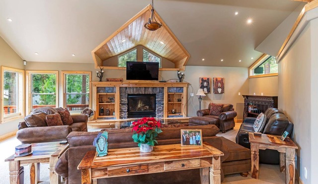 585 Knotty Pine - Gorgoeous Moutain Home