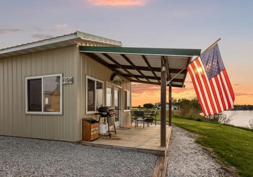 595D River Cabin Grill Boat Slip