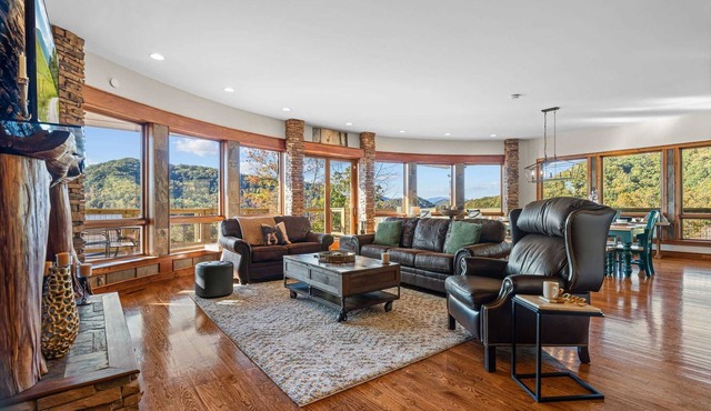 5B 4B Luxe Cabin w Hot Tub Firepit Game Room
