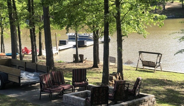 5bd/2ba lakefront home with dock, close to town