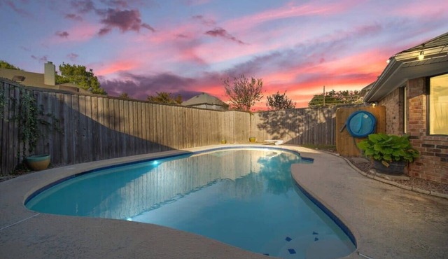 5BD/3BA Bright & Cheerful + Backyard Pool Retreat