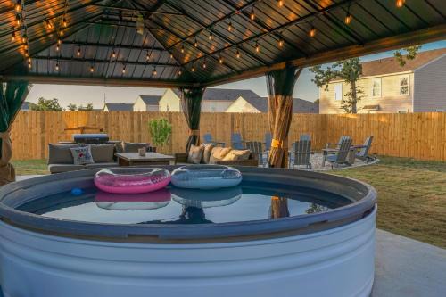 5bd/3ba Family Oasis with Playground and Pool
