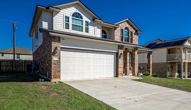 5BD/3Bath w/HotTub and Back Yard - Perfect for Families or Military Roommates!nn