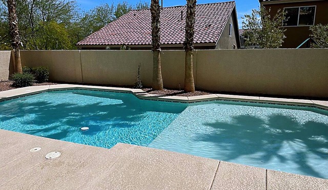 5BD/4BA, King bed, private pool, foosball & pool table, and few miles to strip