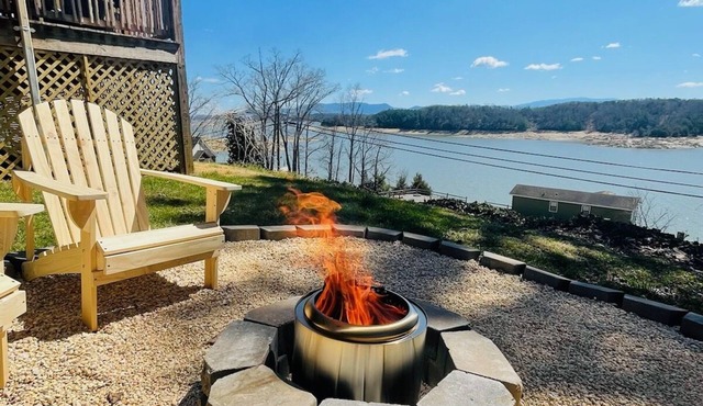 5bd~4ba Near Smoky Mountains Attractions~Majestic Views, Hot Tub, FirePit SMORES