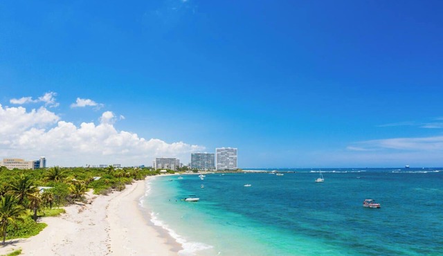 5BD/4BA Villa with a Huge Patio, Private Heated Pool and Hot Tub by the Beach