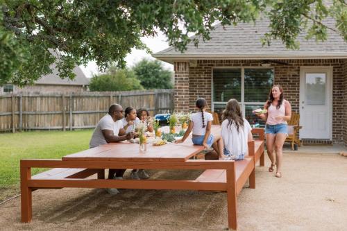 5BD - Backyard - Pool Access - 5 Mins to Texas A&M