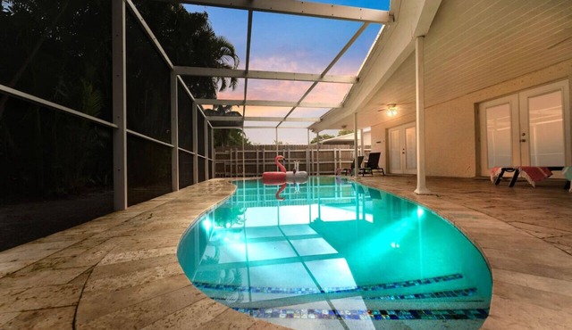 5BD Beach House, Sun, Pool, BBQ & Shop! Beach & Aventura Mall – Sleeps 26!