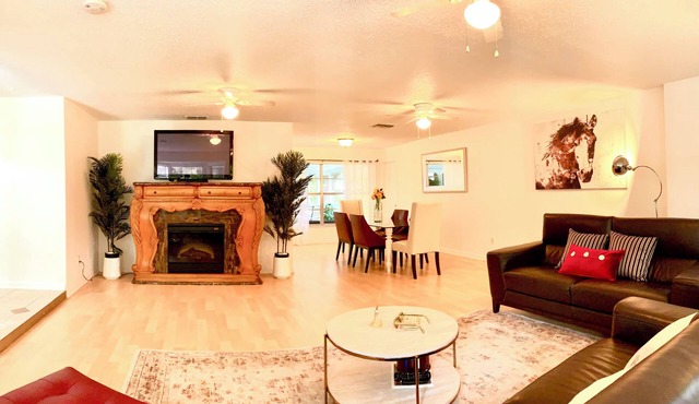 5bd Country Charm w/1Acre, Deck, Private space near Parks