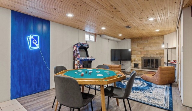 5bd Urban Retreat: Colleges Nearby BBQ Poker Football Weekends