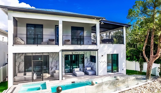 5bdr/5.5ba Modern Oasis with outdoor Gym, Cold Plunge, Heated Pool & Jacuzzi