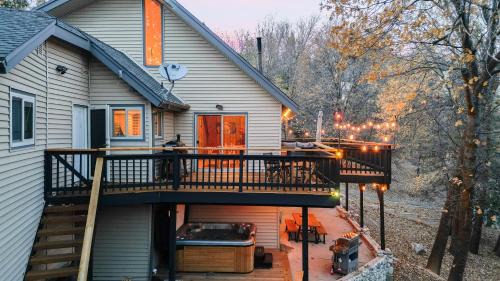 5BDR Hot Tub Deck Firepit Mins to Village Lake The Hilltop by AvantStay