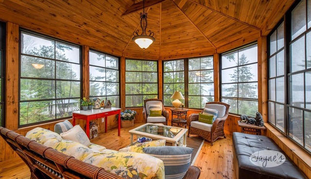 5bdrm 4bath cottage in LOB!