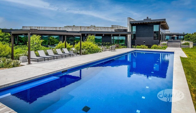 5bdrm 7bath modern oasis in Creemore! Pool! Hot Tub! Sauna! Podcast Media Rm!