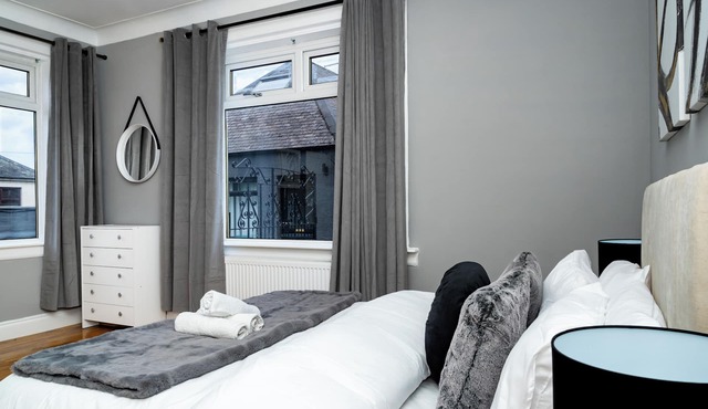 5Bed Detached, Parking, 1 Bus to Airport, Jacuzzi, Sleeps10