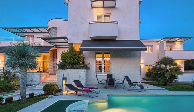 5Bed Villa-Sleeps 10- Pool, Parking, Near the Sea