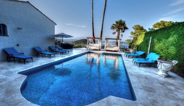 5Bed Villa Sleeps 10- Pool, Garden, Hot Tub, Views