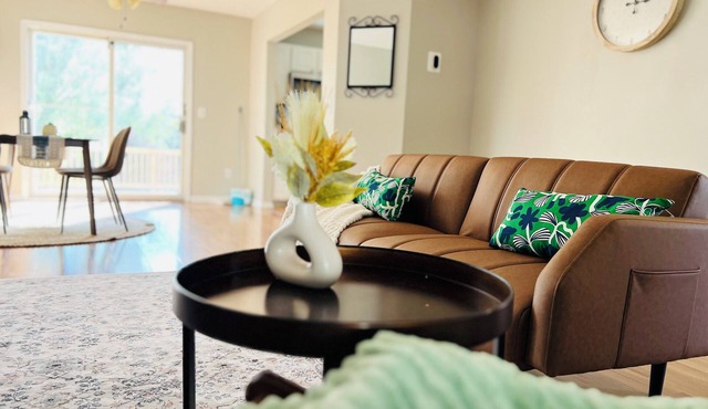 5Bedroom vacation home in prime location w/NETFLIX, king bed, workspace & patio