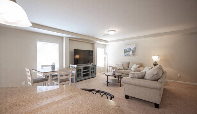 5bedrooms、3.5 bath、16 sleep，near the airport