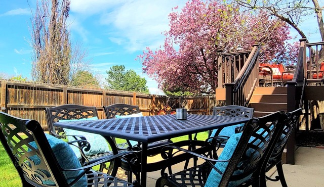 5bedrooms! Next to Park! Near Dining, Shops & Rec Center; Easy Access Downtown!
